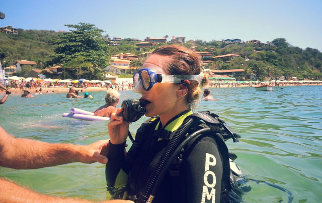 Agustina se animó a bucear en la playa Joao Fernandes.