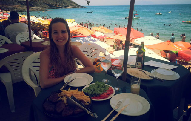 Agus almorzando en la playa Joao Fernandes.