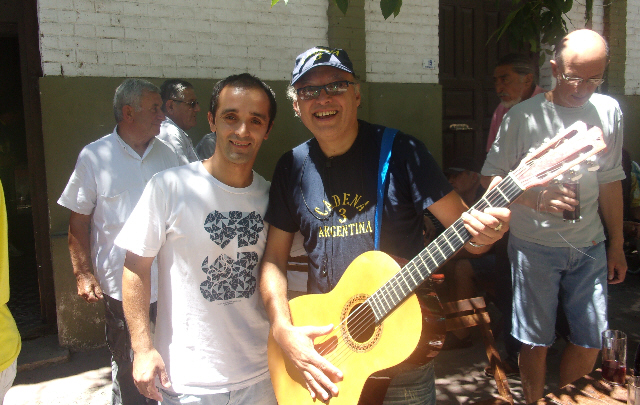 Jorge, el dueño del bar Vereda Alta, junto a Orlando Morales.