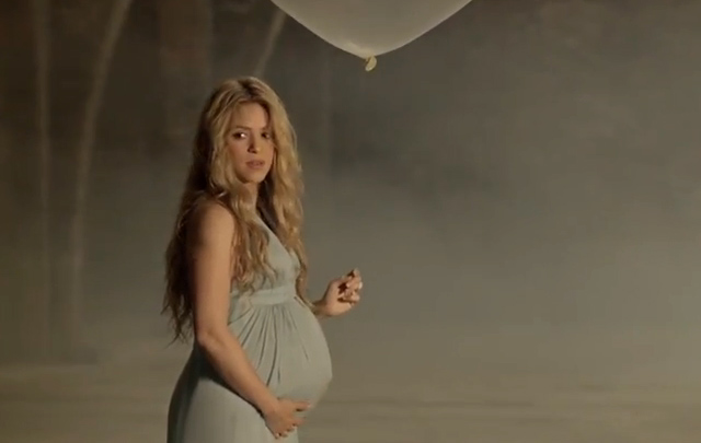 En el clip se al ve a la colombiana embarazada de Sasha.