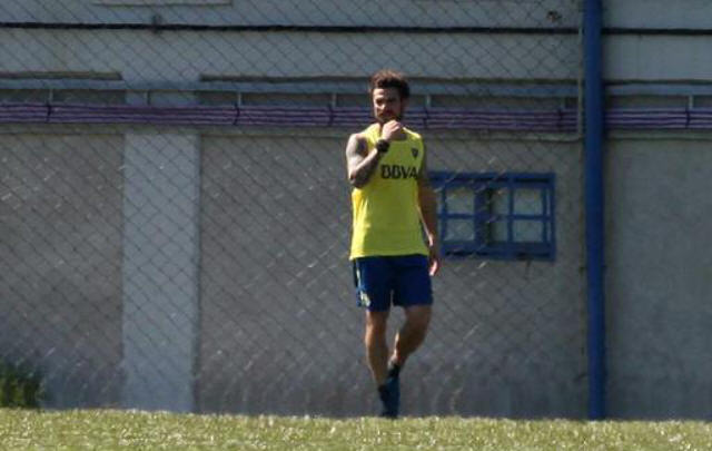FOTO: Osvaldo firmó el contrato que lo ligará al ''Xeneize''. 