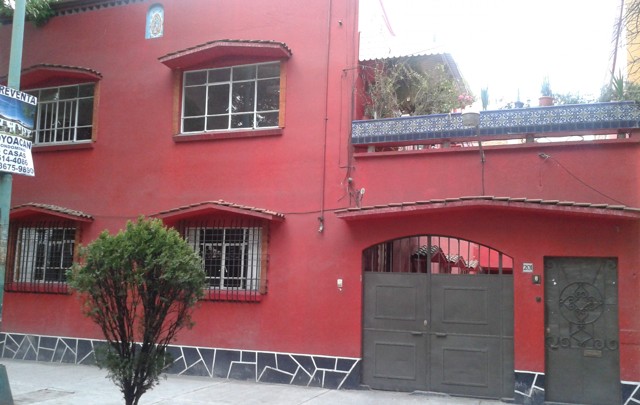 El colorido de las fachadas, una características de Coyoacán.