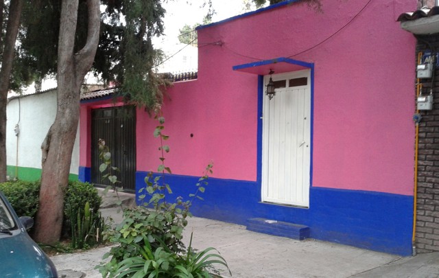 El colorido de las fachadas, una características de Coyoacán.