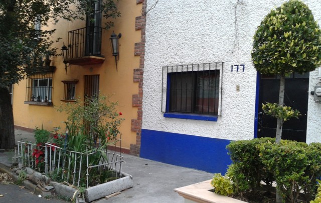 El colorido de las fachadas, una características de Coyoacán.