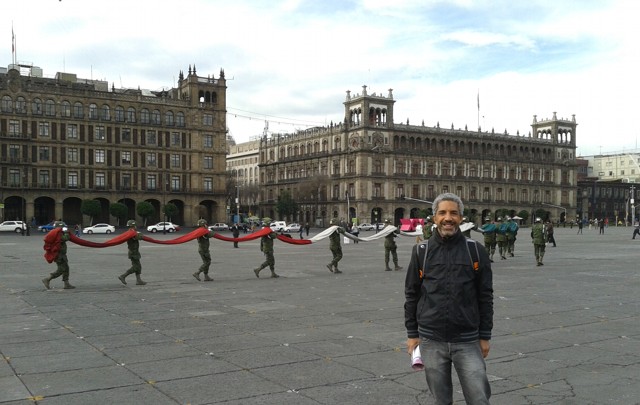 FOTO: Fernando Genesir en el Zócalo, frente al Palacio Nacional de México DF.