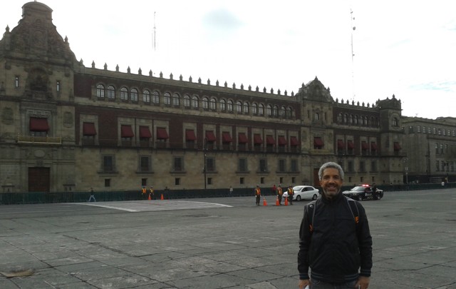 FOTO: Fernando Genesir en el Zócalo, frente a la Catedral de México DF.