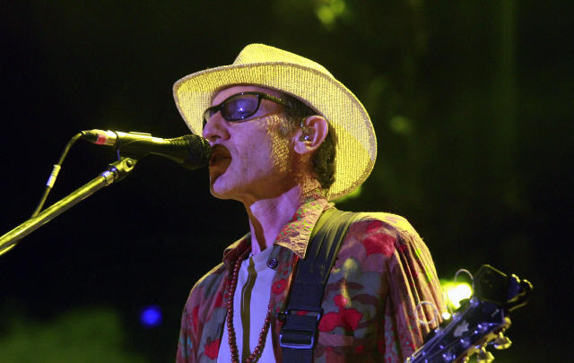 Skay Belinson interpretó varios temas sólo con su guitarra, muy cercano al público. 