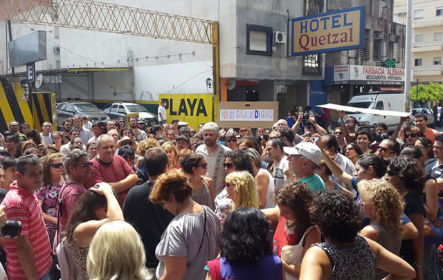 Muchos docentes protestas afuera de la sede gremial.