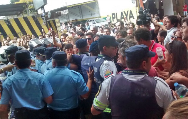 Los disturbios dejaron un saldo de cuatro detenidos y cinco policías heridos.