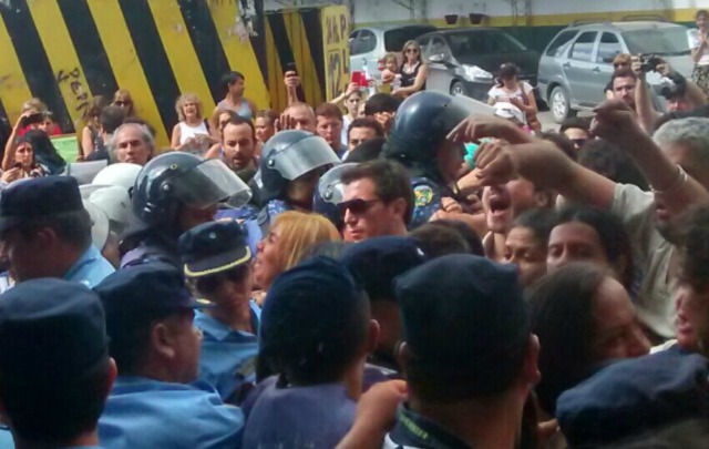 Los disturbios dejaron un saldo de cuatro detenidos y cinco policías heridos.