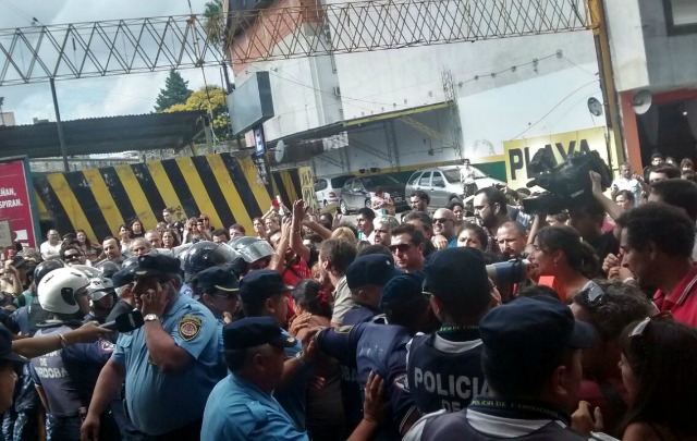 Los disturbios dejaron un saldo de cuatro detenidos y cinco policías heridos.