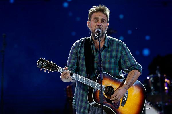 Vicentico tocó sus producciones del 2010, ''Morir a tu lado'' y ''Solo un momento''. 