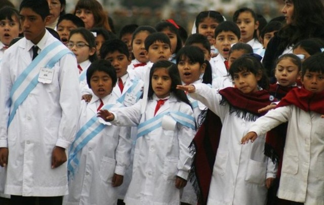 Se debe izar la bandera con Aurora dos veces a la semana.
