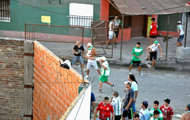 Los hinchas de Laferrere protagonizaron un salvaje pelea entre sí y con la policía.