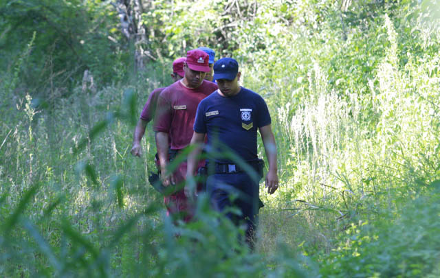 Muchos bomberos y policías participan de la búsqueda.