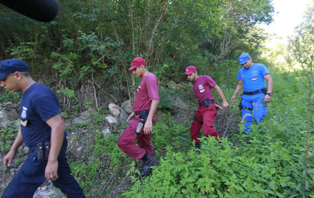 Muchos bomberos y policías participan de la búsqueda.
