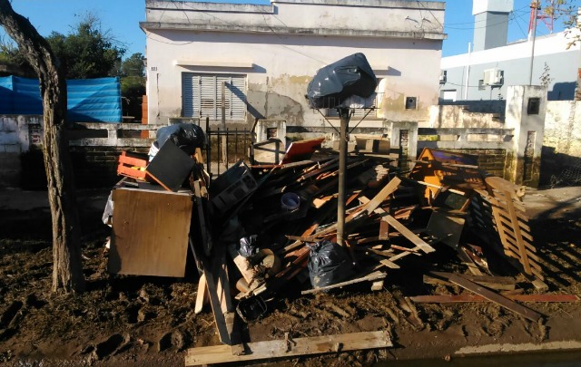 Todavía hay mucho barro en las calles de la localidad.