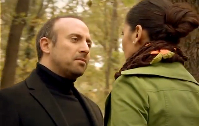 El beso bajo la lluvia de Onur y Sherezade.