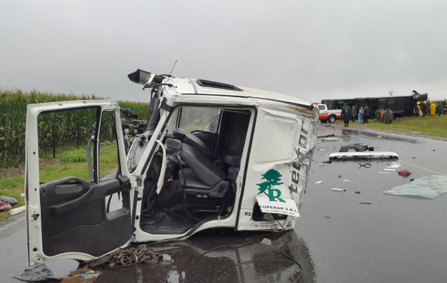 Un muerto 19 heridos al chocar un colectivo y un camión en Jesús María.