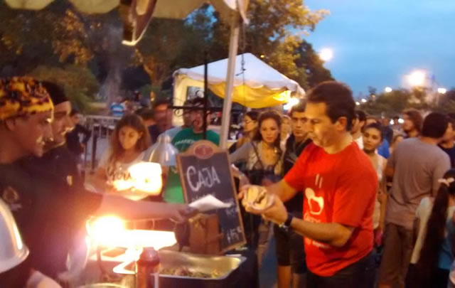 Los asistentes pudieron deleitarse con las distintas variantes de choripanes. 