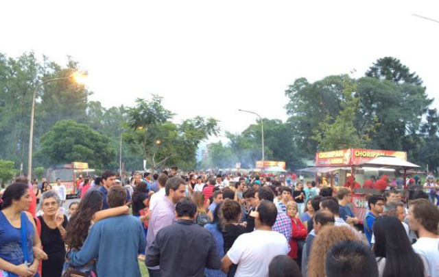 Miles de asistentes pudieron deleitarse con distintas variantes de choripanes. 