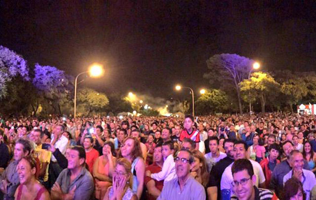 Una multitud se dio cita en el Parque Sarmiento.