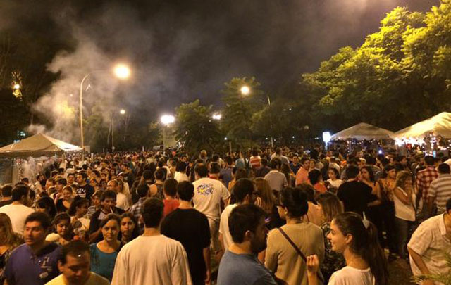 Una multitud se dio cita en el Parque Sarmiento.