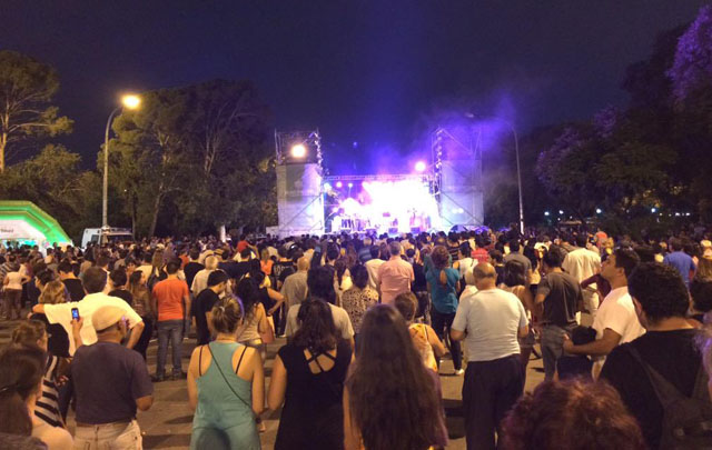 Una multitud se dio cita en el Parque Sarmiento.