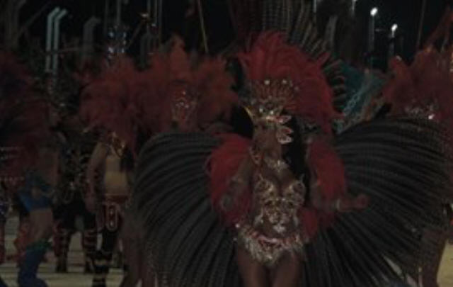 Una de las sambistas de la segunda noche. (@RioenSanLuis)