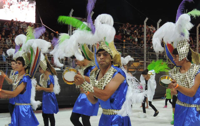 La primer scola que desfiló fue 