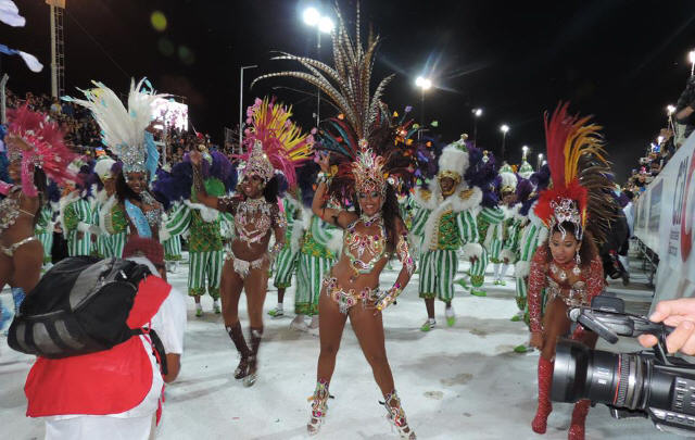 2 mil personas quedaron afuera del sambódromo por falta de lugar.(@RioenSanLuis)
