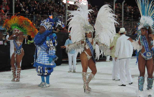 Los pasistas lucieron coloridos y elaborados trajes.(@RioenSanLuis)