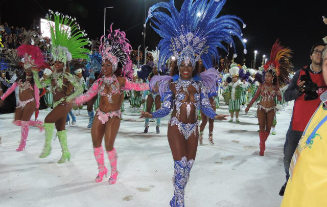 1.500 pasistas brasileros desfilaron en el sambódromo. (Foto: @RioenSanLuis).