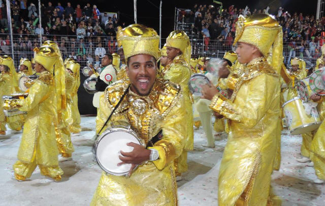 1.500 pasistas brasileros desfilaron en el sambódromo. (Foto: @RioenSanLuis).