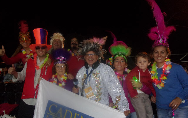 El corresponsal Orlando Morales junto al público en el sambódromo. 