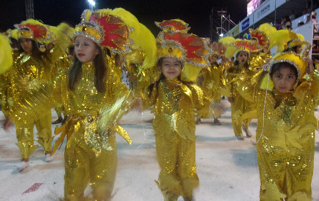 Trajes de niños en la segunda noche del Carnaval. 
