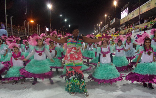 Diferentes escolas de Brasil y Argentina danzaron en la segunda noche del Carnaval. 