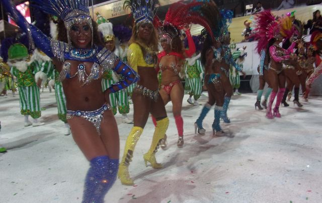 Las garotas desafiaron al fresco de la segunda noche.