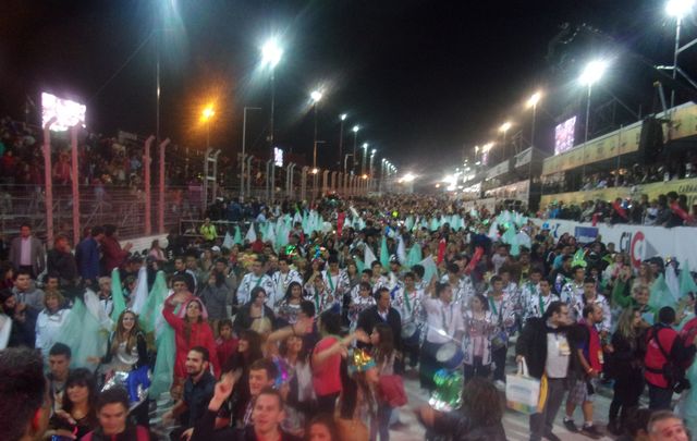 En la segunda noche, la gente copó el sambódromo de Potrero de Funes.