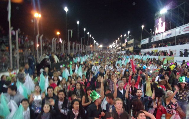 En la segunda noche, la gente copó el sambódromo de Potrero de Funes.