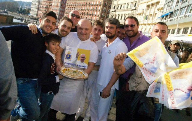 Enzo Cacciale, el maestro pizzero que entregó su producto al papa.