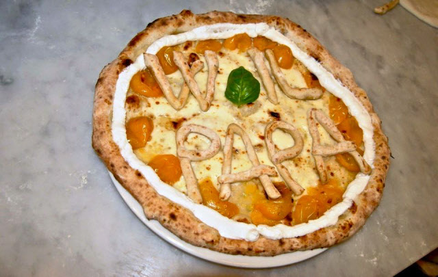 Francisco no dudó en recibir esta pizza en su honor.