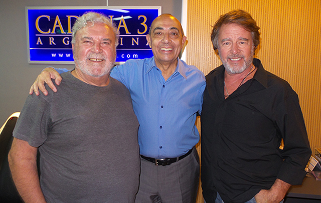 Mario Pereyra con los protagonistas de la obra ''Aeroplanos''.