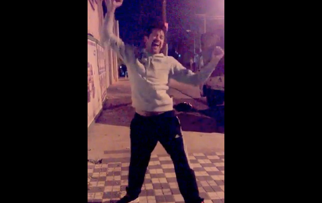 VIDEO: El joven se anima a bailar en la vía pública.