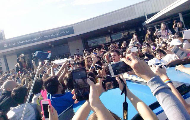 Una multitud recibió a Rubius en Ezeiza (Foto: Twitter @elrubius)