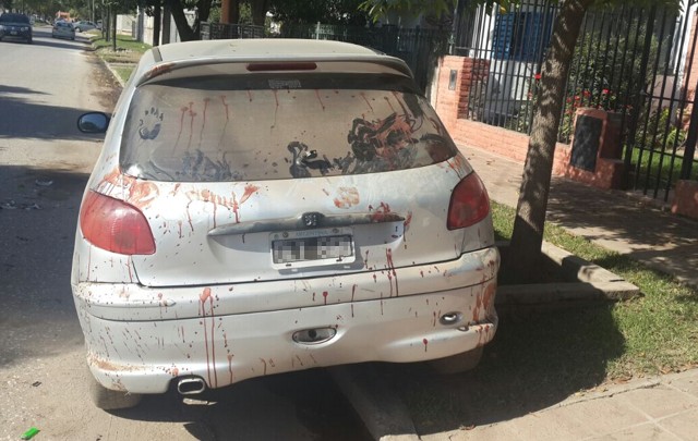 El 206 en que intentaron huir los asaltantes lleno de manchas de sangre.