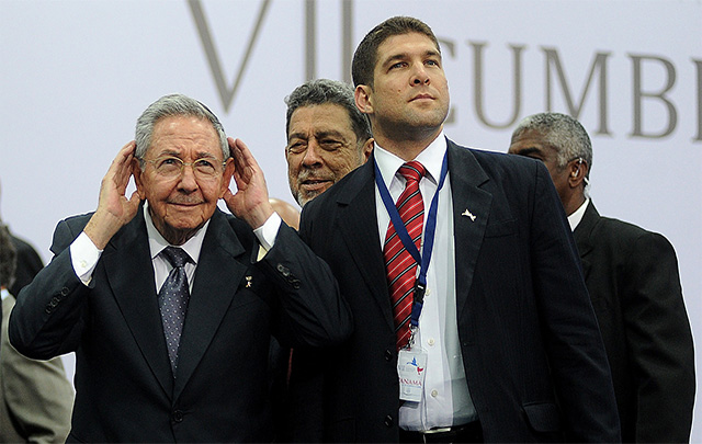 FOTO: Histórico encuentro entre Raúl Castro y Barack Obama.