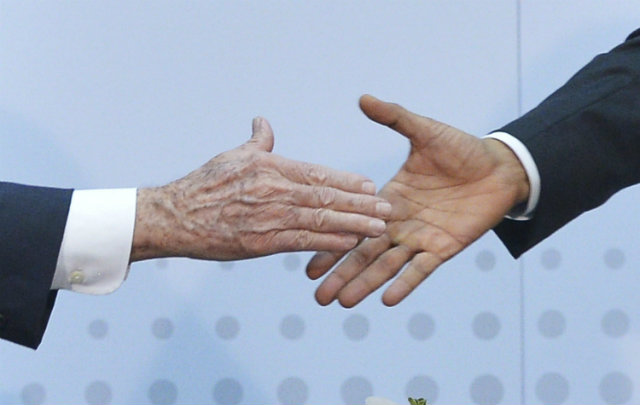 FOTO: Obama y Raúl Castro se reunieron en Panamá.