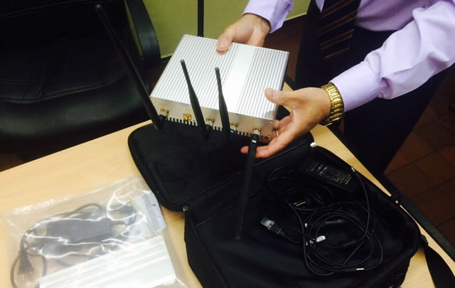 La Policía secuestró varios equipos para inhibir alarmas.