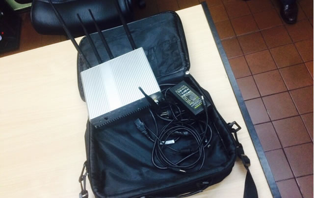 La Policía secuestró varios equipos para inhibir alarmas.
